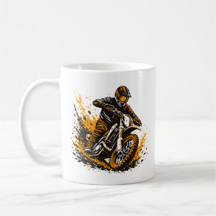 Motocrossförare glider genom lera med kraft kaffemugg