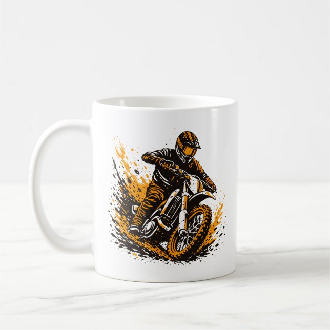 Motocrossförare glider genom lera med kraft kaffemugg (Vänster)