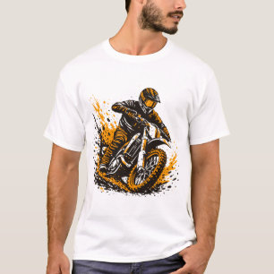 Motocrossförare glider med full kraft genom lera t shirt