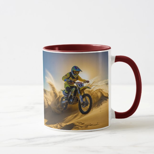 Motocrossförare som kör i sanddynerna mugg (Höger)