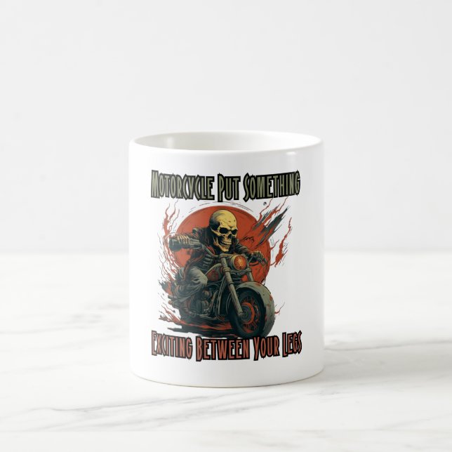 Motorcykel har gjort nåt spännande mellan benet kaffemugg (Center)
