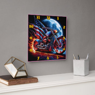 Motorcykel med amerikansk flagga mot fullt måne fyrkantig klocka