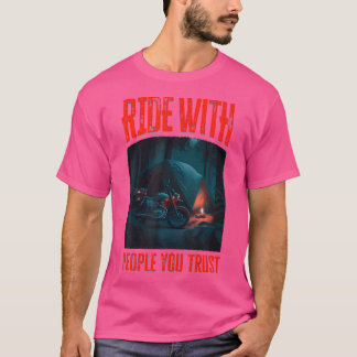 Motorcykelcampingtid med personer du litar på - Mo T Shirt