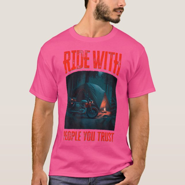 Motorcykelcampingtid med personer du litar på - Mo T Shirt (Framsida)