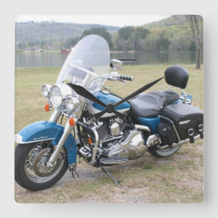 motorcykeln tar tid på fyrkantig klocka