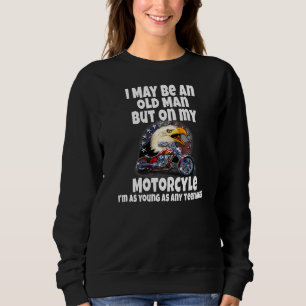 Motorcykelns Biker kan vara en gammal man, men på T Shirt