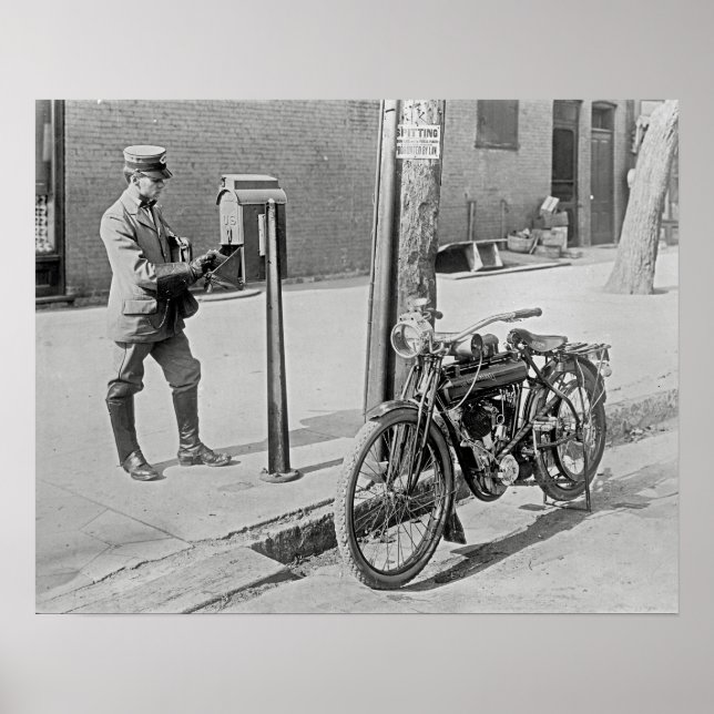 Motorcykelpostiljon, 1909. Gammalt foto Poster (Framsidan)
