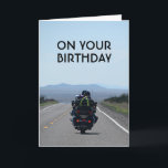 Motorcyklar Biker Funny Road Birthday Kort<br><div class="desc">Lustigt motorcykelfödelsedagskort med ett foto av biker par på den öppna vägen. Ord på framsidan säger: "På din födelsedag" och på insidan säger: "Hitta din lycklig ställe!"</div>