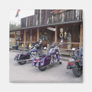 Motorcyklar vid den westerna salongen magnet