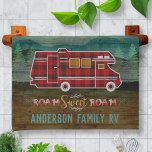 Motorhem RV Camper Travel Van Rustic Personlig Kökshandduk<br><div class="desc">Anpassad design med en rustik blick är perfekt för ditt hem från hjul. Det visar ett rött pläderat motorhem | camper. RV färdas över en bakgrund som hade ett träkornigt utseende med berg och gräs träd. I originaltexten står det: "Roam Sweet Roam". Använda den lättaste mallen för att anpassa texten...</div>