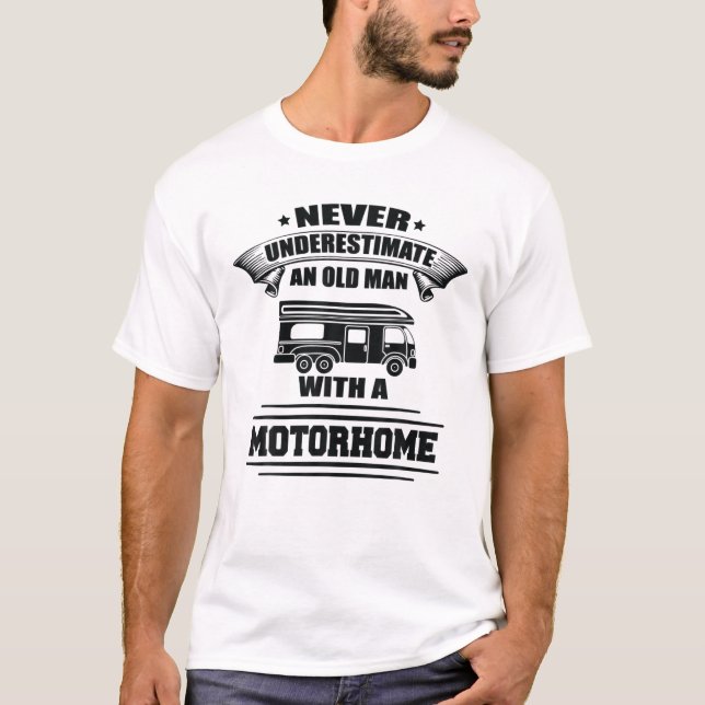 Motorhemmet underskattar aldrig ett gammalmanligt  t shirt (Framsida)