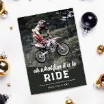 Motorkorsväg till Ride Jul Photo Roligt Julkort<br><div class="desc">Fånga säsongens trillande med vårt festliga fotokort för helgdag designat för motocross-entusiaster och deras familjer! Framsidan visar ett häpnadsväckande, fullt-storlekt foto som perfekt belyser ditt barns upplivande motocross äventyr, adorerat med den lekande pun "Åh, vilken Roligt det är för RIDE". Vänd kortet över för att hitta tillräckligt med utrymme för...</div>