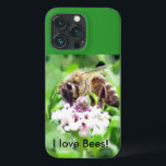 Motorola Droid RAZR - Honeybee på blommar<br><div class="desc">Slutet fotograferar upp av ett honungbi som samlar pollen från en blommar. Beskådat från sidan, förkroppsligar ben, ögon, vingar, och antennae är klart synliga mot den gröna bakgrunden. Text läser "mig älskar bin!", </div>