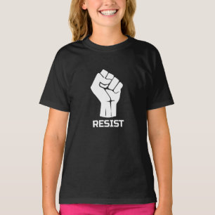 Motstå med knuten hand - i vitt t shirt