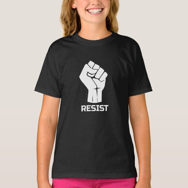 Motstå med knuten hand - i vitt t shirt (Framsida)