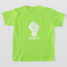 Motstå med näven - i vit t-shirt