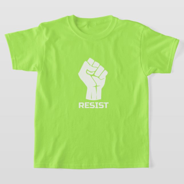 Motstå med näven - i vit t-shirt (Laydown)