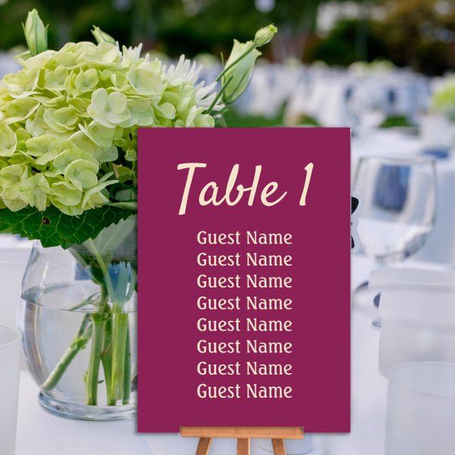 Mottagning av magenta bröllop bordsnummer (Magenta wedding table number with guest list.)
