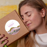 Moukling Disco cowgirl Bachelorette, guld glitter Runt Klistermärke<br><div class="desc">Modern och mousserande Bachelorette-partiets utformning med rosa och guld glitter,  kompress mönster och elegant typografi. Denna punkt är en del av " YEE HAW! "Samling där du kan hitta massor av party för ditt diskcowgirl-tema party.</div>