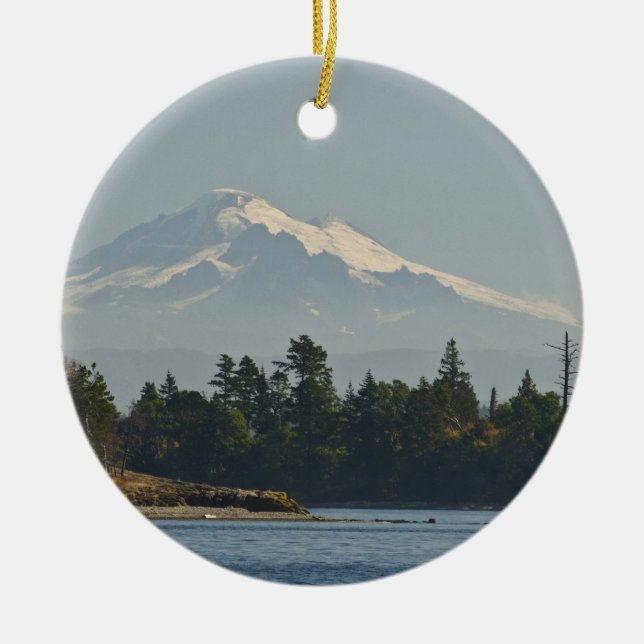 Mount Baker dominerar landskapet Julgransprydnad Keramik (Framsidan)