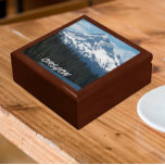 Mount Huva, Oregon Ligcape Minnesask<br><div class="desc">Lagra trinketer,  smycken och andra små keepsaker i den här presentlådan av trä med keramisk platta som har en scenbild av snö-socklade Huvan,  evergreen och sjö,  i Stilla nordvästra Oregon. Markera din presentlåda storlek och färg. Gör en underbar resande souvenir!</div>