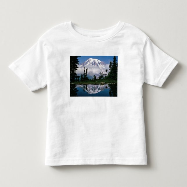 Mount Rainier återspeglas i en fjällsjö T-shirt (Framsida)