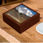 Mount Rainier Autumn Färg Ligcape Minnesask<br><div class="desc">Lagra kryddor,  smycken och andra små keepsaker i den här presentlådan av trä med keramisk platta som har en scenbild av en fantastisk bild av berget Rainier under den färgstarka höstsäsongen i berget Rainier National Park i Washington. Markera din presentlåda storlek och färg.</div>