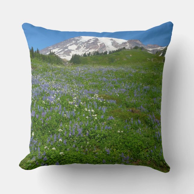 Mount Rainier med lila lupiner Kudde (Framsida)