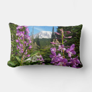Mount Rainier mellan lila floxblommor Lumbarkudde