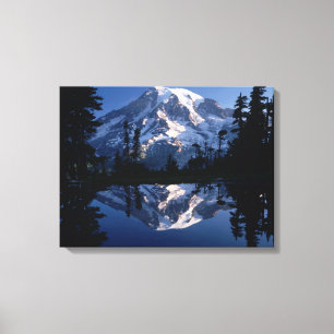 Mount Rainier och blå himmel reflekterade perfekt Canvastryck