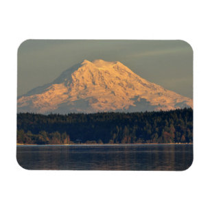 Mount Rainier och Fodral Inlet i Dusk Magnet