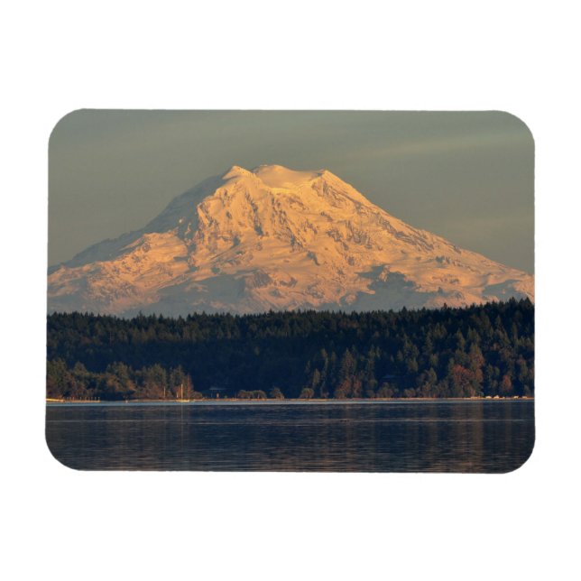 Mount Rainier och Fodral Inlet i Dusk Magnet (Horisontell)