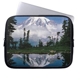 Mount Rainier reflekterad i en bergstjärn Laptop Fodral