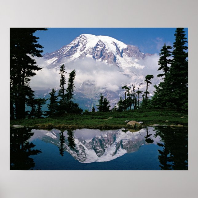 Mount Rainier reflekterad i en bergstjärn Poster (Framsidan)