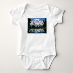 Mount Rainier Reflektion i en fjälldamm T Shirt