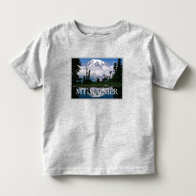 Mount Rainier | Reflexion i en bergsdamm T Shirt (Framsida)
