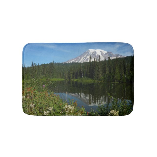 Mount Rainier sjöreflektion med vilda blommor Badrumsmatta (Framsidan)