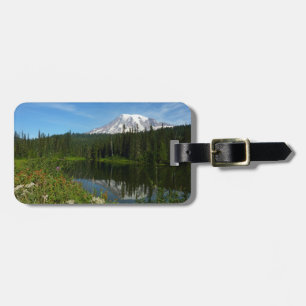 Mount Rainier sjöreflektion med vilda blommor Bagagebricka