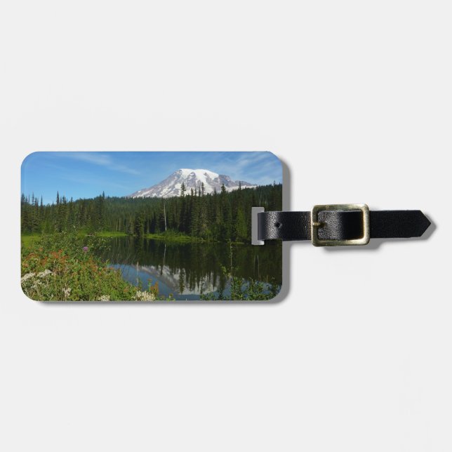Mount Rainier sjöreflektion med vilda blommor Bagagebricka (Horisontell Framsida)