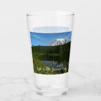 Mount Rainier sjöreflektion med vilda blommor
