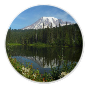 Mount Rainier sjöreflektion med vilda blommor Knopp