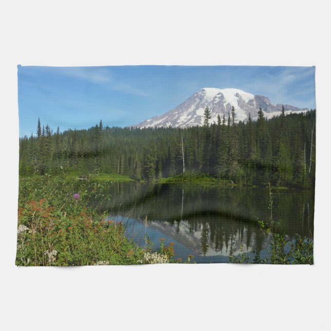 Mount Rainier sjöreflektion med vilda blommor Kökshandduk (Horisontell)