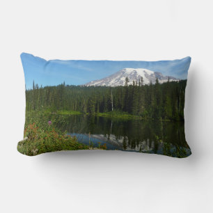 Mount Rainier sjöreflektion med vilda blommor Lumbarkudde