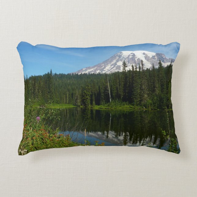 Mount Rainier sjöreflektion med vilda blommor Prydnadskudde (Framsidan)