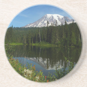 Mount Rainier sjöreflektion med vilda blommor Underlägg