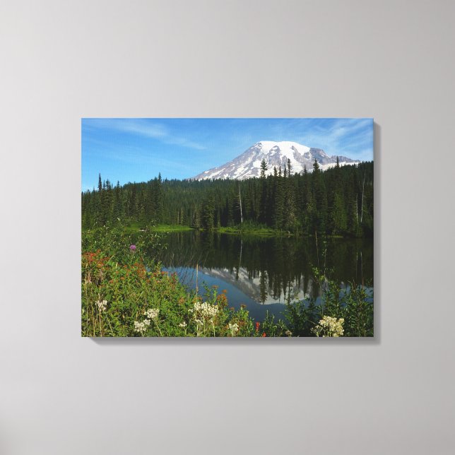 Mount Rainier sjöspegling med vilda blommor Canvastryck (Framsida)