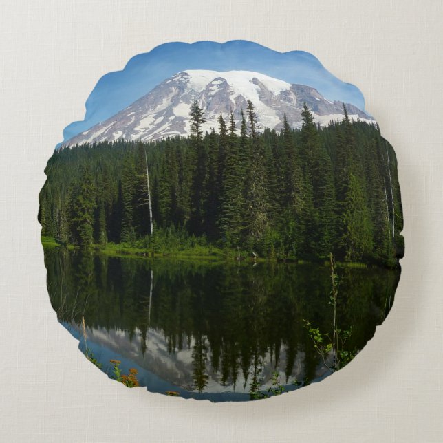 Mount Rainier sjöspegling med vilda blommor Rund Kudde (Framsidan)