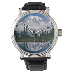 Mount Rainier speglas i en fjällsjö Armbandsur
