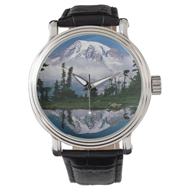 Mount Rainier speglas i en fjällsjö Armbandsur (Framsida)