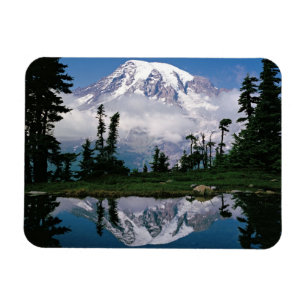 Mount Rainier speglas i en fjällsjö Magnet